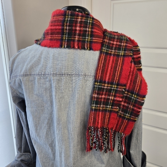 LOCHCARRON RED PLAID SCARF FRINGE ENDS 100% LAMBSWOOL SCOTLAND UNISEX OS FESTIVE - Picture 6 of 11